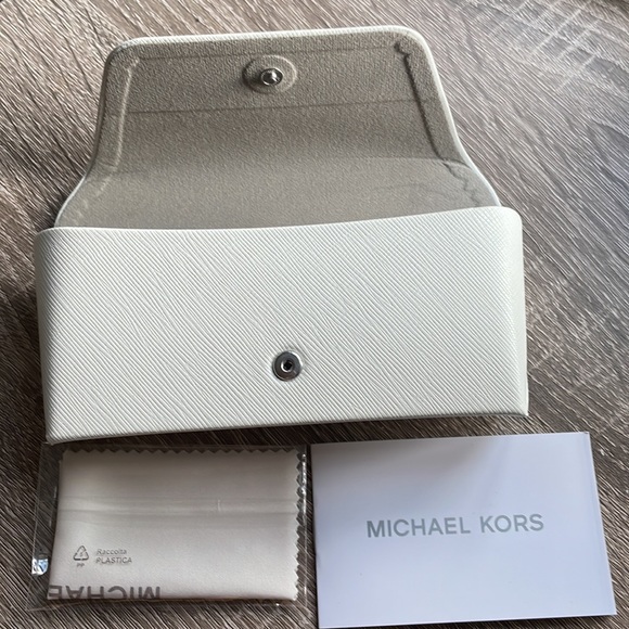 Brand new Michael Kors EYEGLASS CASE WITH CLEANING CLOTH - Picture 2 of 2